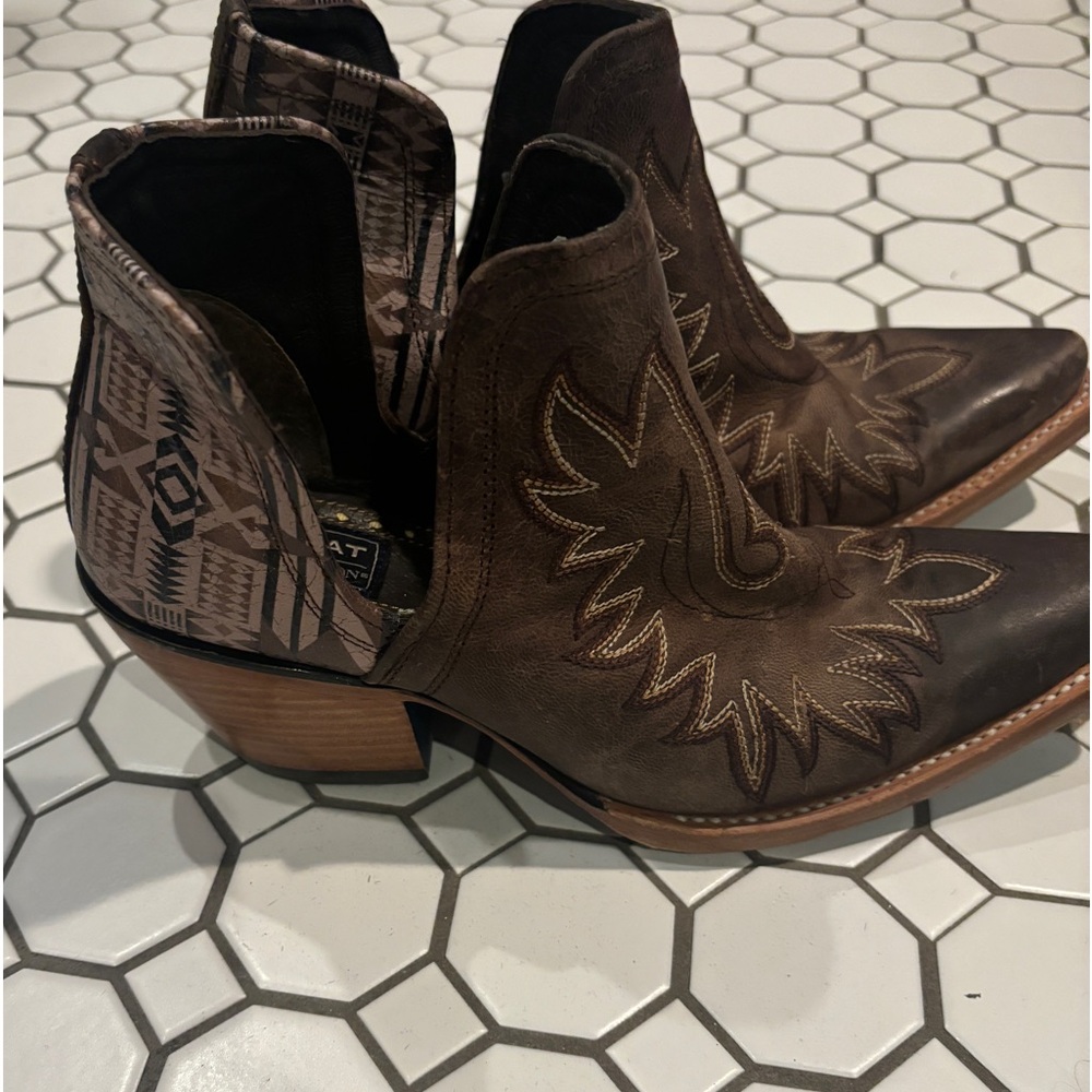 Ariat x Pendleton brown western bootie Aztec print on back
US size 8.5